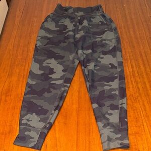 Old Navy Camouflage High-Rise Active Joggers in Black and Dark Green
